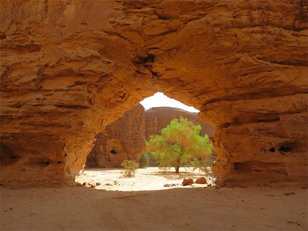 Arco di roccia nel deserto