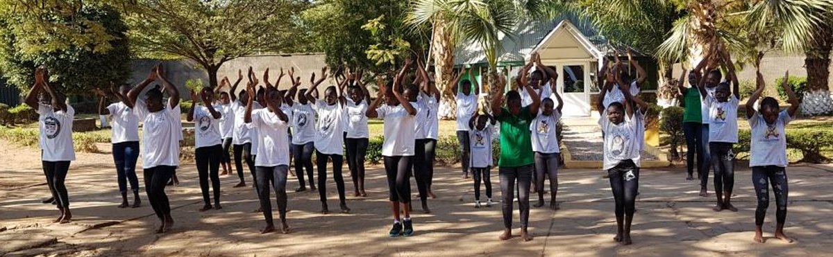 Bambini africani durante un'attività all'aperto